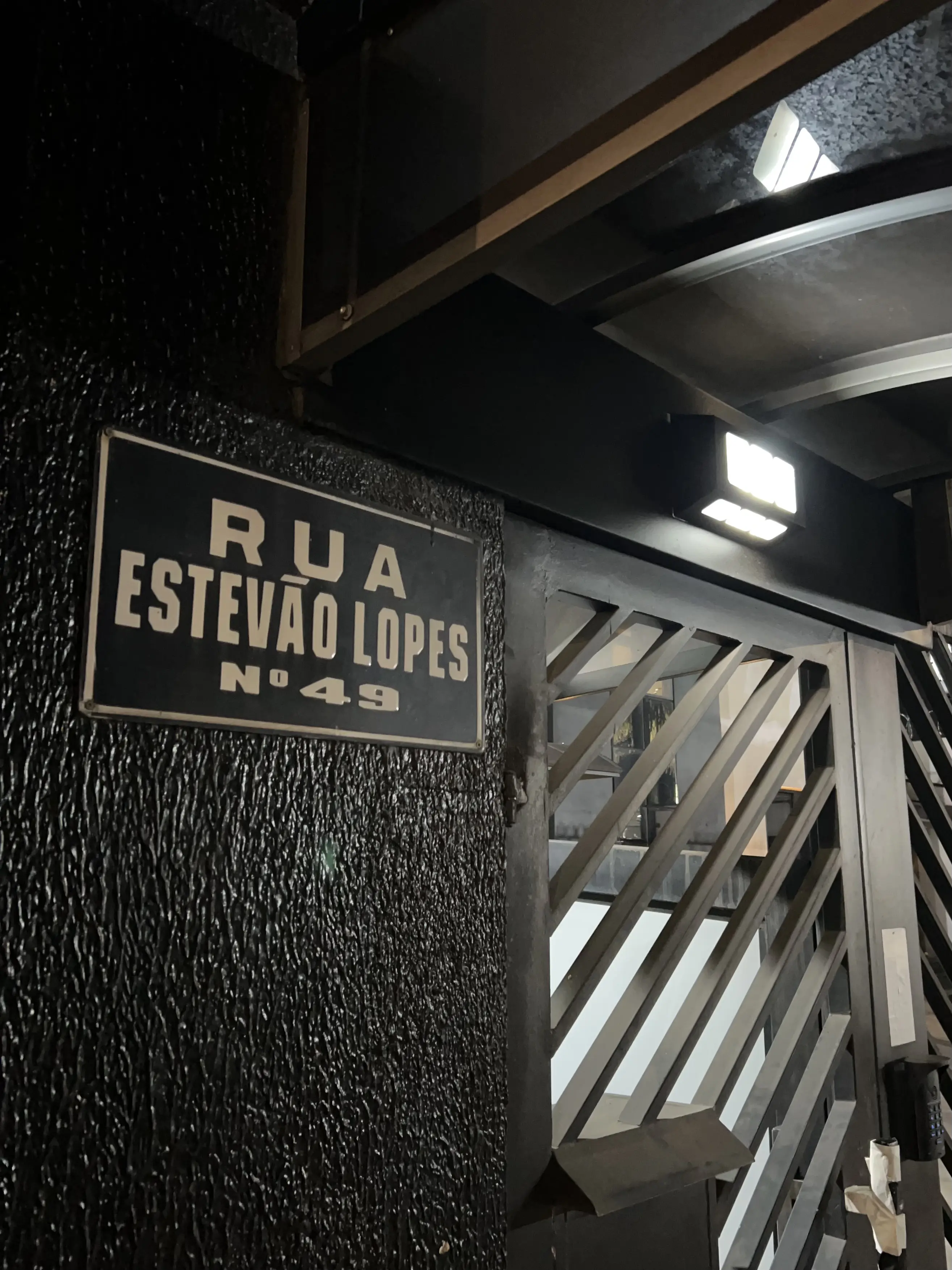 Placa da Rua Estevão Lopes nº 49