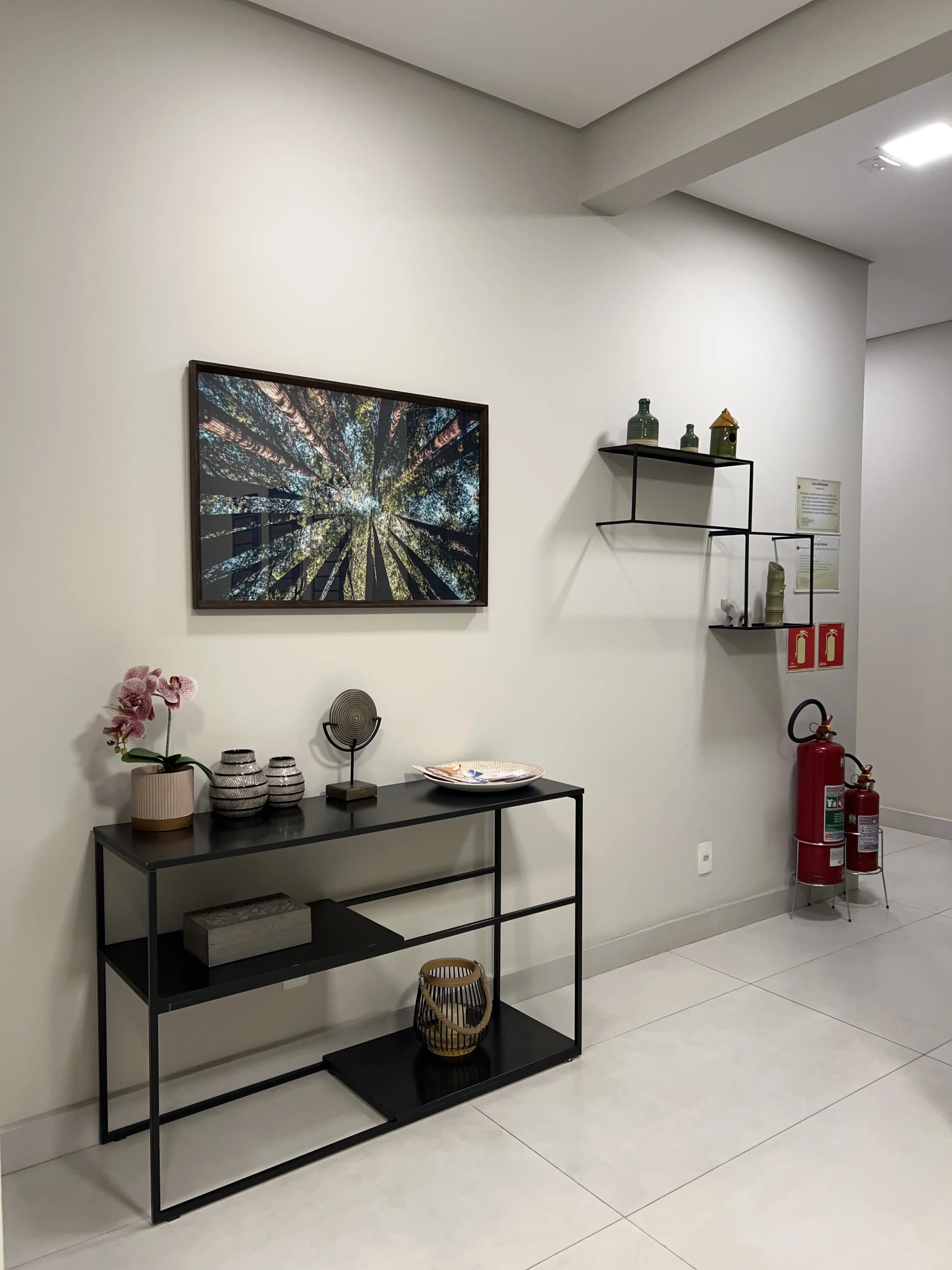 Recepção com quadro de floresta