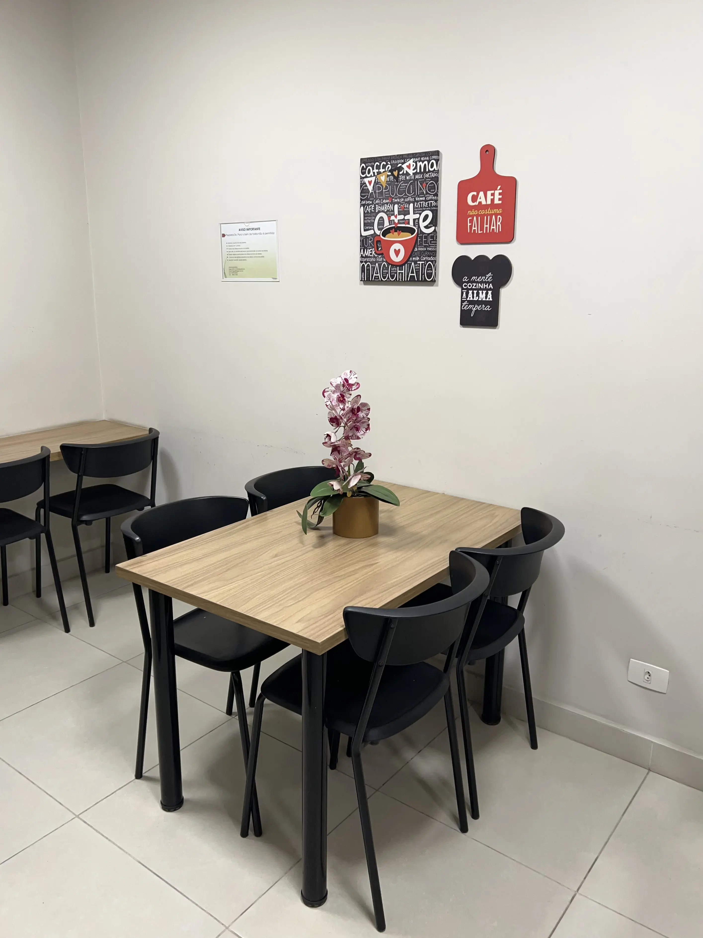 Copa do espaço com mesa e decoração