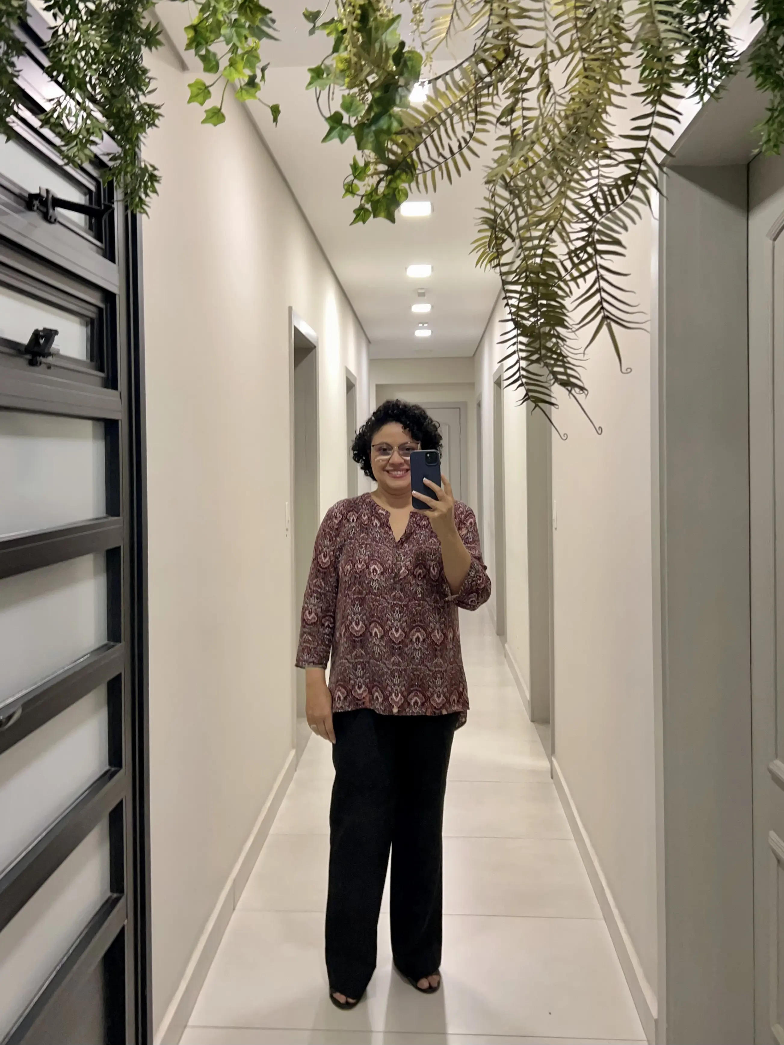 Corredor com plantas suspensas