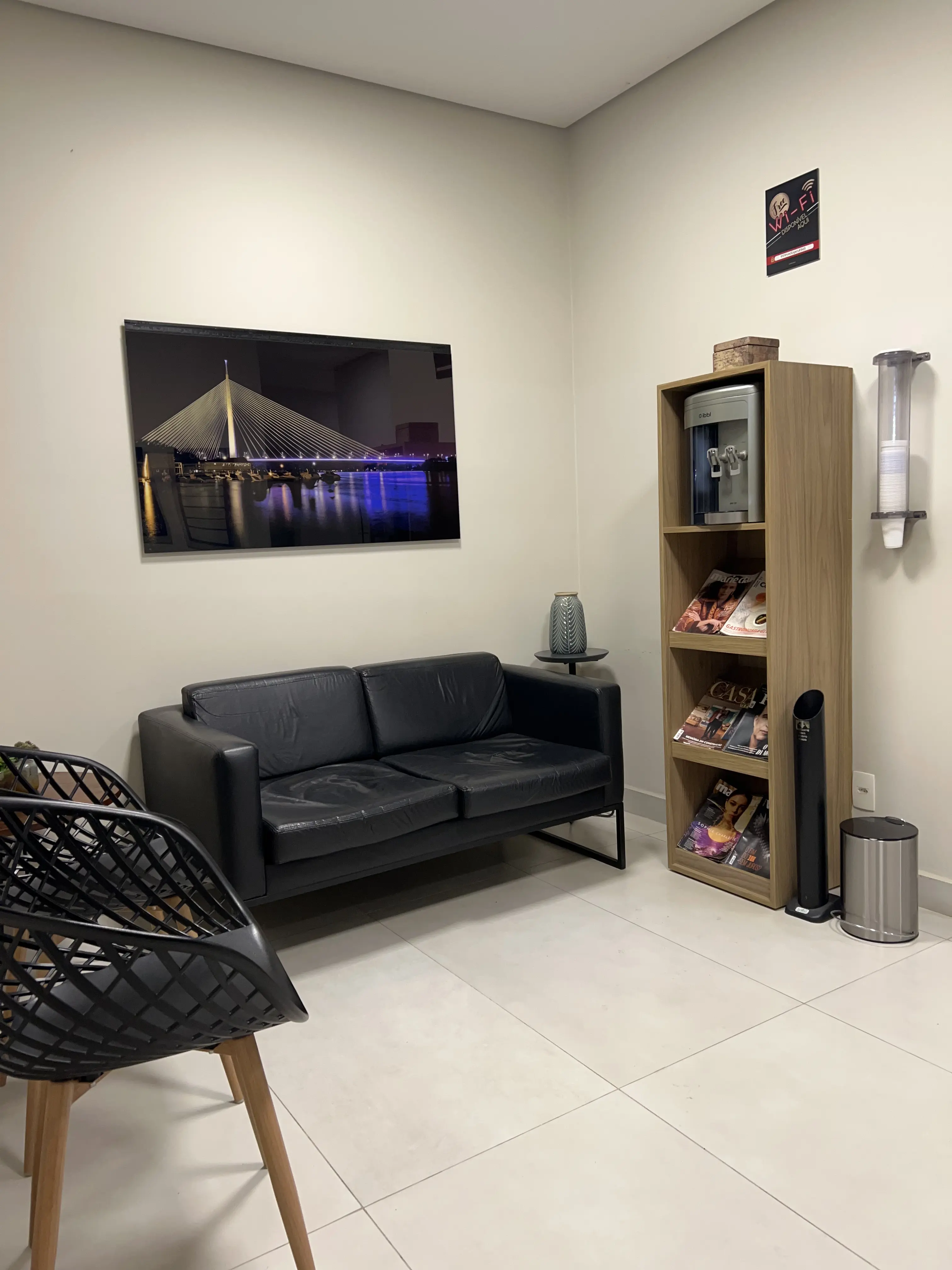 Recepção com sofá e revistas