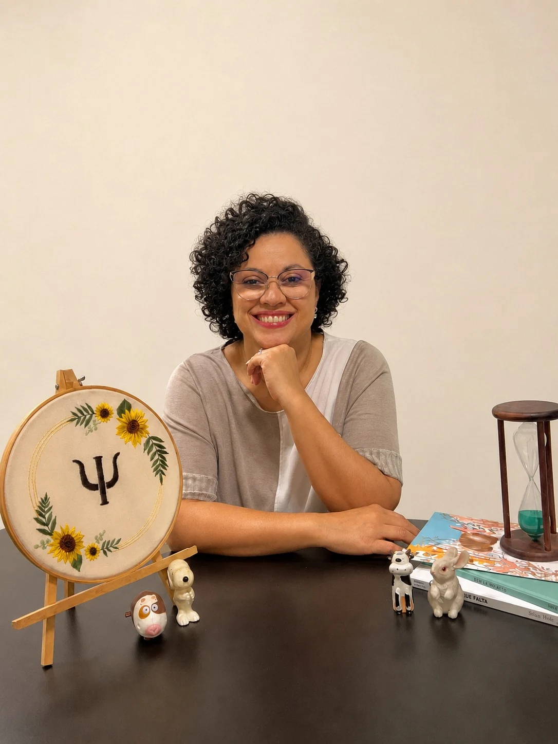 Angela Neves com bordado do símbolo psi