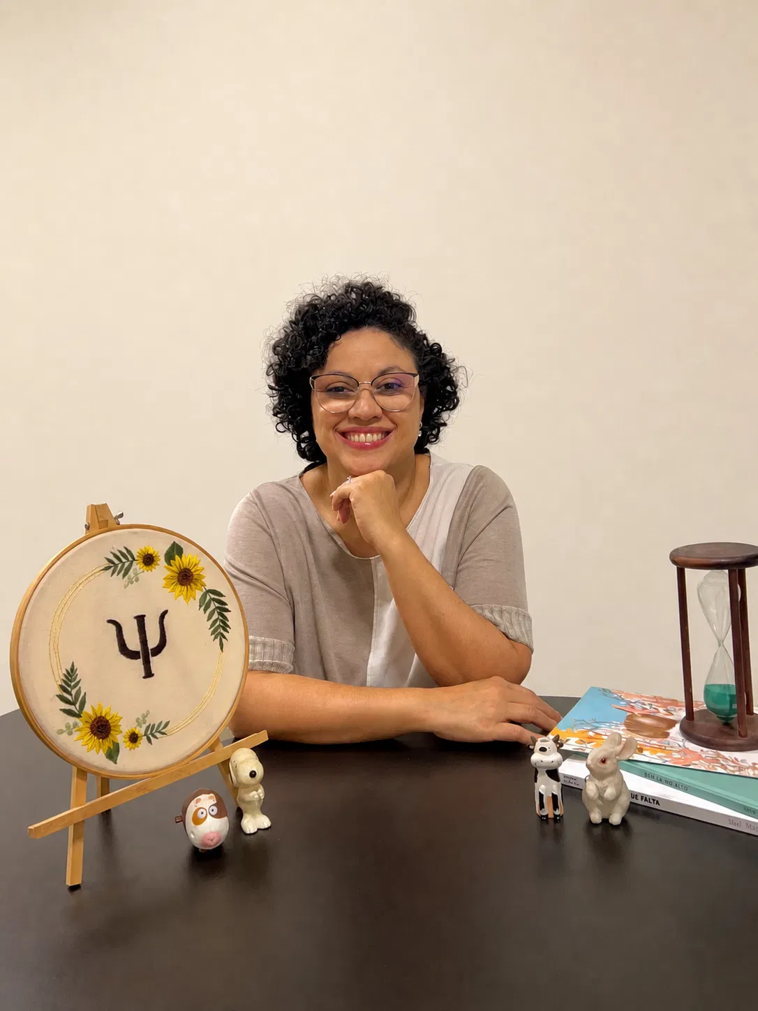 Angela Neves com bordado do símbolo psi